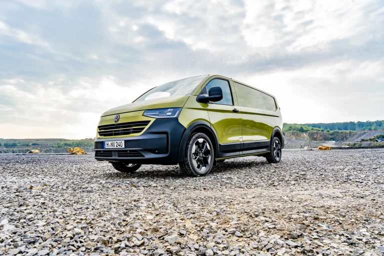 Volkswagen e-Transporter 71kWh 100kW Life L2H1 zakelijk leasen - schuin vooraanzicht, uitgelicht