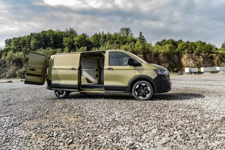 Volkswagen e-Transporter leasen - zijaanzicht met geopende schuifdeur
