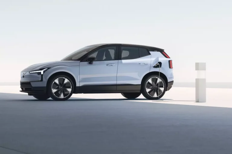 Volvo EX30 leasen - LeaseRoute - zijaanzicht bij een laadpaal op een plein