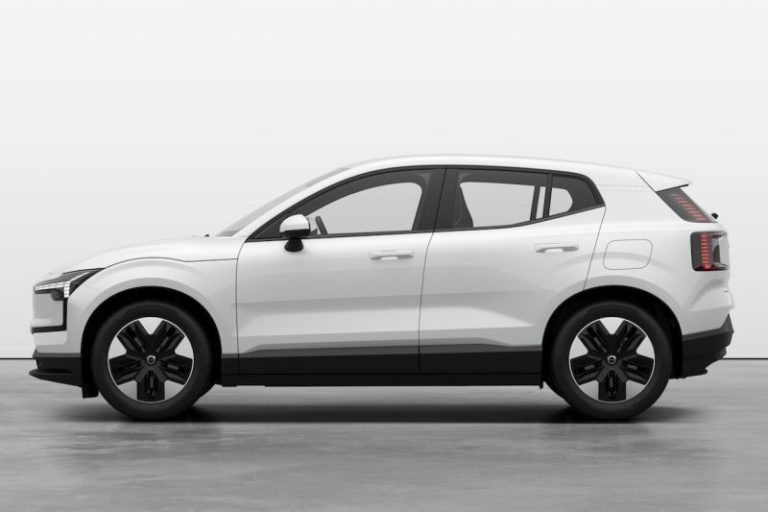 Volvo EX30 leasen - LeaseRoute - zijaanzicht op witte studio-achtergrond