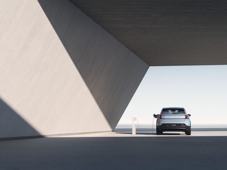 Volvo EX30 leasen - LeaseRoute - vooraanzicht omlijst door een betonnen constructie