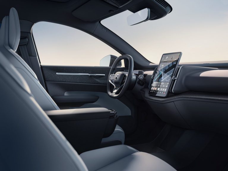 Volvo EX30 leasen - LeaseRoute - dashboard en voorstoelen gezien vanaf de zijkant