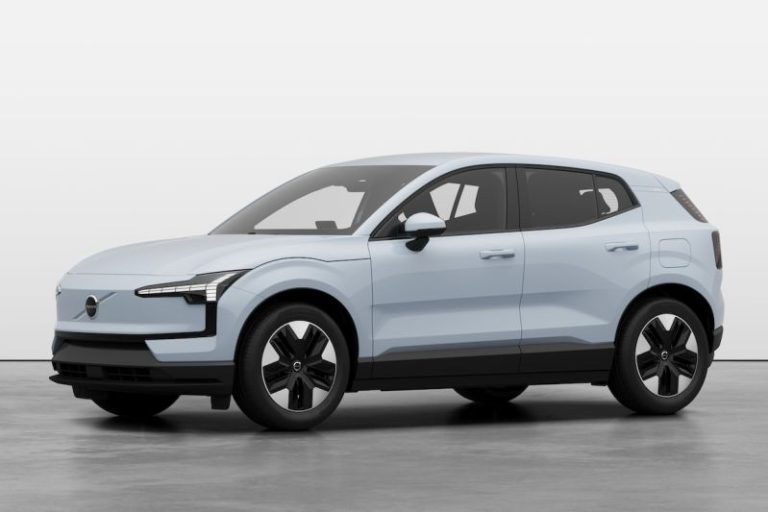 Volvo EX30 leasen - LeaseRoute - schuin vooraanzicht op witte studio-achtergrond