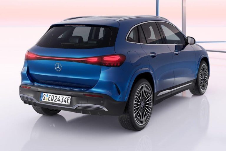 Mercedes-Benz EQA 250+ Business Solution AMG zakelijk leasen - schuin achteraanzicht in blauw