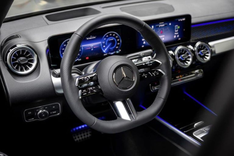 Mercedes-Benz EQA lease - detail van het stuurwiel met Mercedes-ster