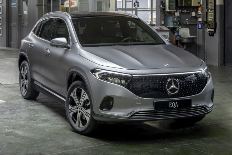 Mercedes-Benz EQA 250+ Business Solution AMG full operational lease - schuin vooraanzicht in mat grijs