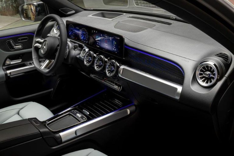 Mercedes-Benz EQA 250+ Business Solution AMG lease - dashboard met MBUX-scherm en ambianceverlichting