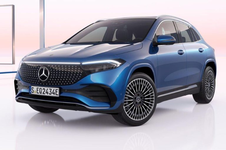 Mercedes-Benz EQA 250+ Business Solution AMG leasen - schuin vooraanzicht in blauw