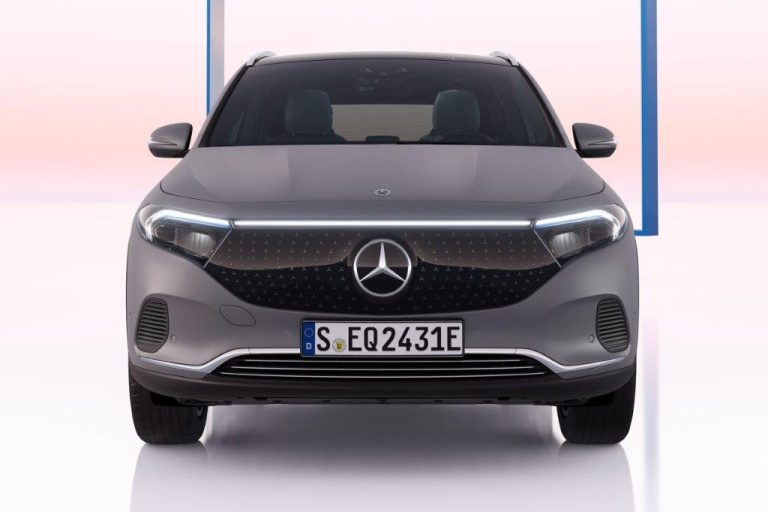Mercedes-Benz EQA 250+ Business Solution AMG zakelijke lease - recht vooraanzicht in mat grijs