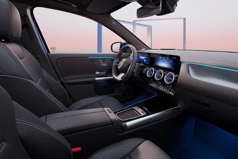 Mercedes-Benz EQA leasen - stuurwiel met digitaal instrumentenpaneel