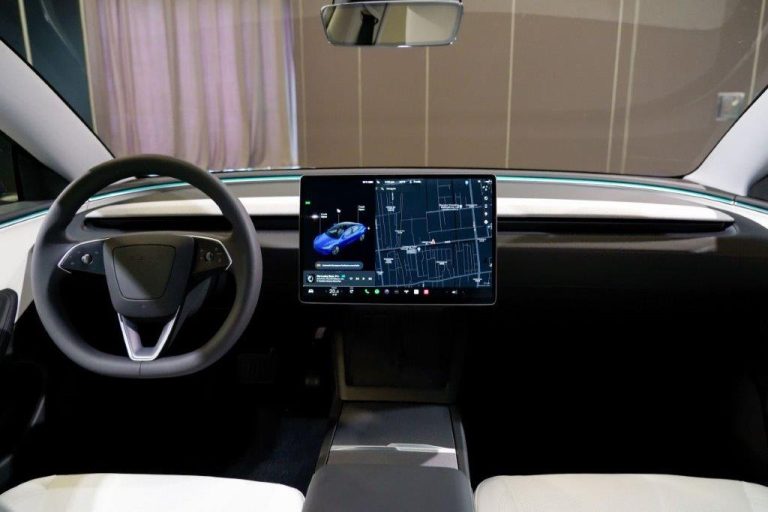 Tesla Model 3 Premium Long Range leasen - interieur met stuur en touchscreen