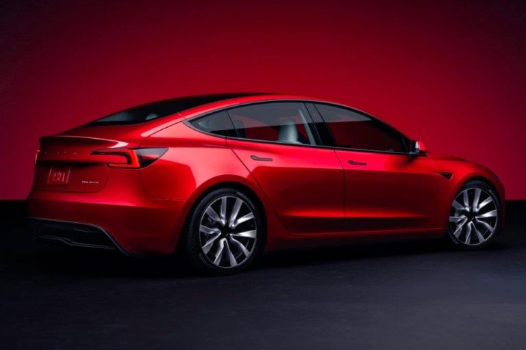 Tesla Model 3 Premium Long Range zakelijk leasen - achterzijde driekwart aanzicht