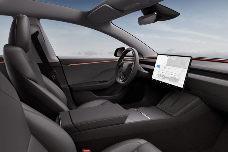 Tesla Model 3 full operational lease - interieur gezien door het open portier