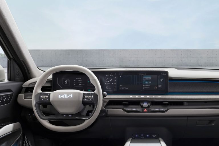 Kia EV9 zakelijke lease - bestuurdersplaats met digitaal instrumentenpaneel en infotainmentscherm