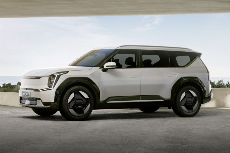 Kia EV9 zakelijk leasen - schuin vooraanzicht in lichte lakkleur