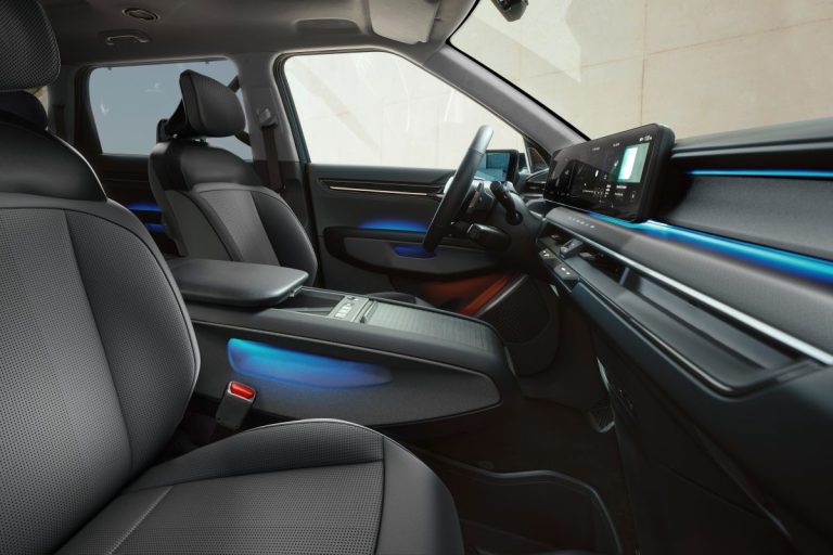 Kia EV9 lease - donkere interieurbekleding met blauwe sfeerverlichting