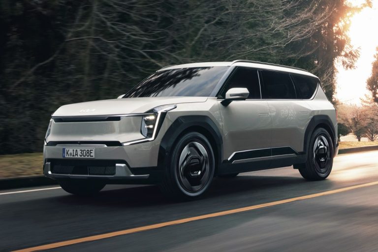 Kia EV9 zakelijke lease - vooraanzicht in lichte lakkleur tijdens het rijden