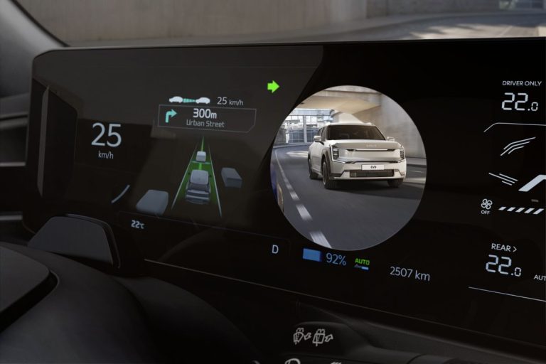 Kia EV9 lease - digitaal instrumentenpaneel met navigatie, rijstrookweergave en accustatus