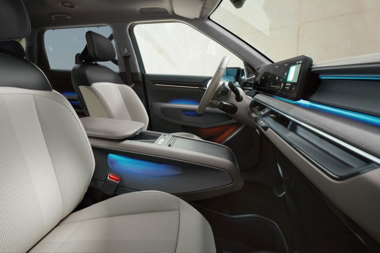 Kia EV9 leasen - lichte interieurbekleding met blauwe sfeerverlichting in dashboard en portier