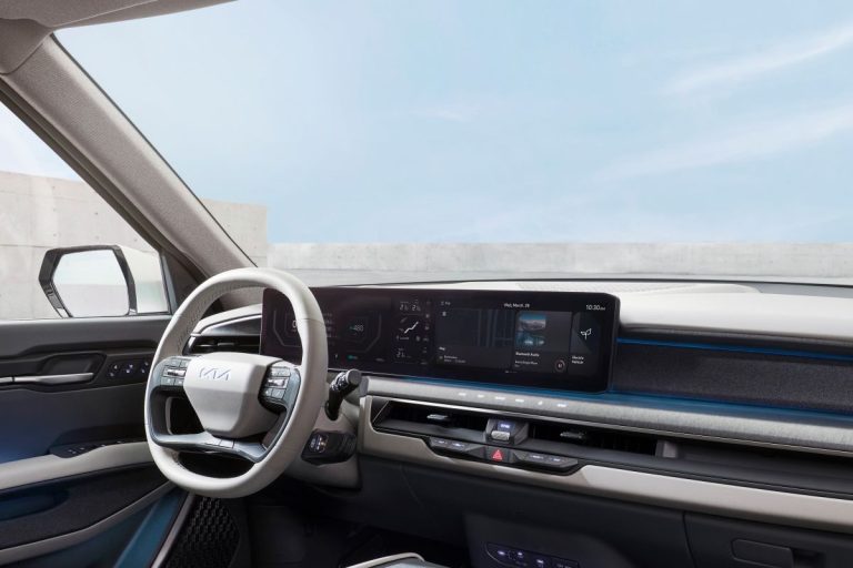 Kia EV9 lease - dashboard met panoramisch dubbelscherm en tweespaaks stuurwiel