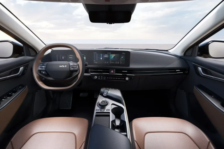 Kia EV6 leasen - dashboard gezien door de voorruit in bruin leer