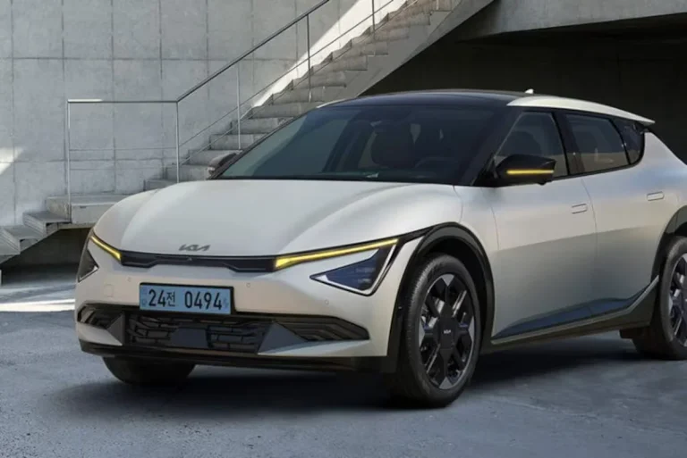 Kia EV6 leasen - schuin vooraanzicht bij een modern gebouw