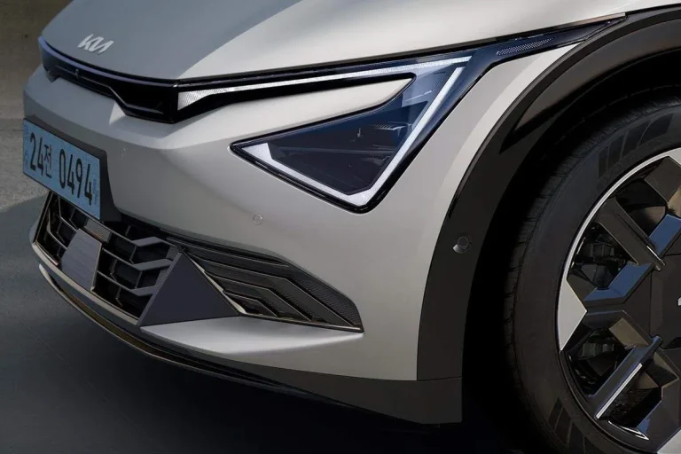 Kia EV6 leasen - close-up van de koplamp en grille