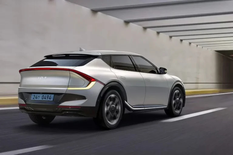 Kia EV6 leasen - schuin achteraanzicht tijdens het rijden door een tunnel