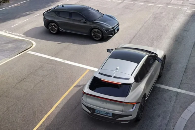 Kia EV6 leasen - twee uitvoeringen gezien van bovenaf op de weg