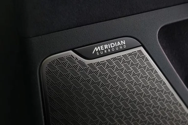 Kia EV6 leasen - close-up van het portier met Meridian Surround-luidsprekerbadge