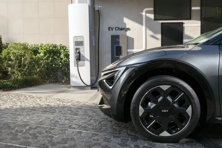 Kia EV6 leasen - close-up van het voorwiel tijdens het opladen bij een laadpaal