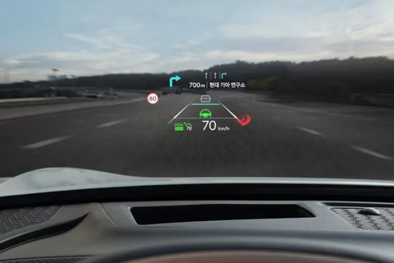 Kia EV6 leasen - head-updisplay met navigatie en snelheidsweergave