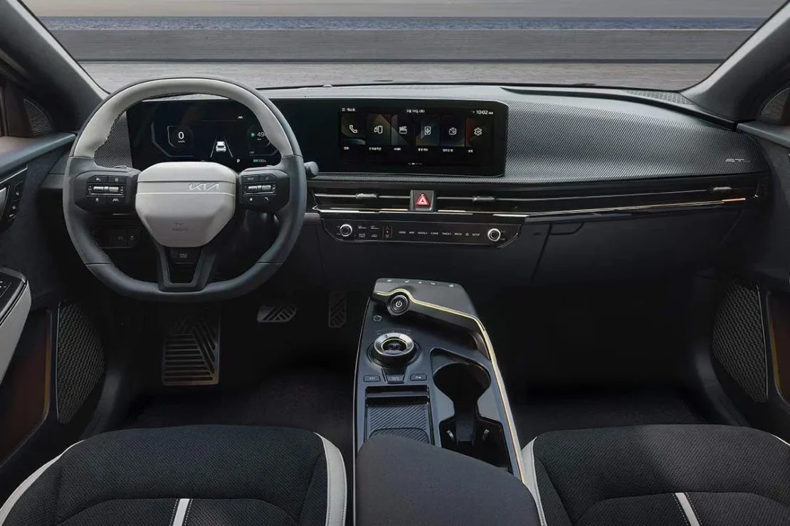 Kia EV6 leasen - dashboard met stuurwiel en dubbel scherm
