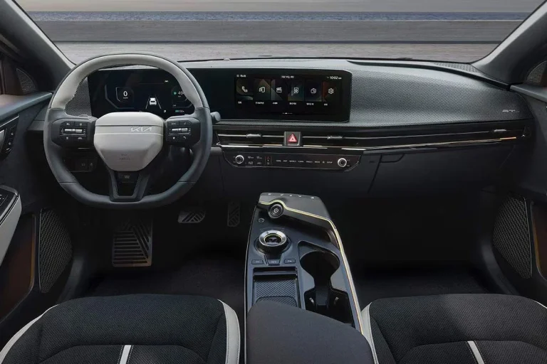 Kia EV6 leasen - dashboard met stuurwiel en dubbel scherm