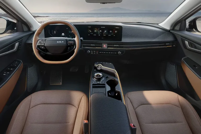 Kia EV6 zakelijk Leasen - stuurwiel en dashboard in bruin leer met zeezicht