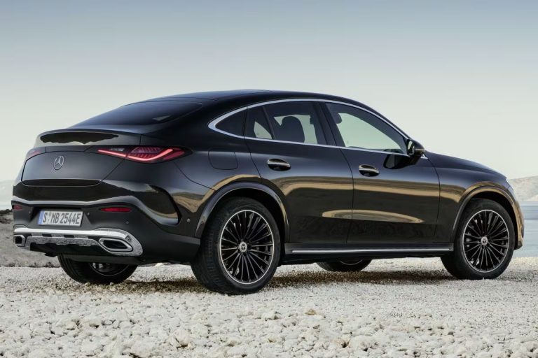 Mercedes-Benz GLC Coupé leasen - schuin achteraanzicht bij het strand