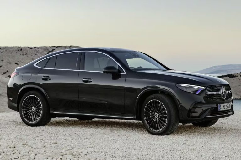Mercedes-Benz GLC Coupé leasen - zijaanzicht bij de kust