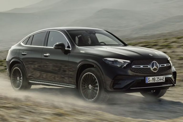 Mercedes-Benz GLC Coupé 300e 4MATIC Business Solution AMG lease - rijdend schuin vooraanzicht in het stof