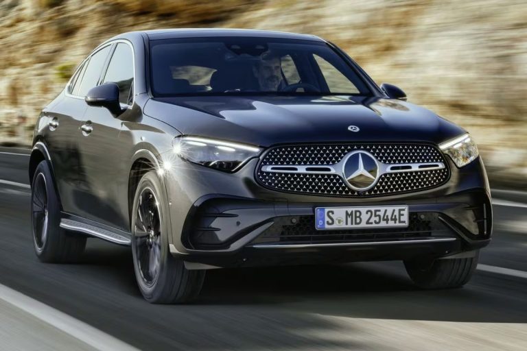 Mercedes-Benz GLC Coupé 300e 4MATIC Business Solution AMG zakelijke lease - rijdend schuin vooraanzicht in de bergen