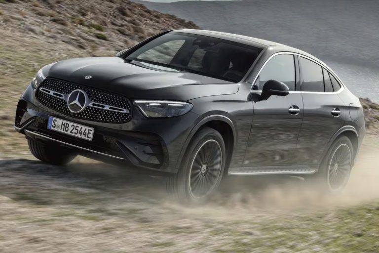 Mercedes-Benz GLC Coupé zakelijk leasen - rijdend schuin vooraanzicht in de bergen