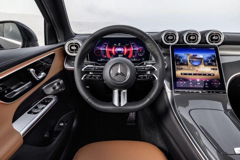 Mercedes-Benz GLC Coupé 300e 4MATIC Business Solution AMG lease - stuurwiel en dashboard in close-up