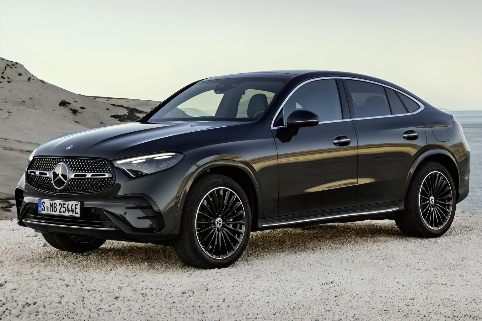 Mercedes-Benz GLC Coupé 300e 4MATIC Business Solution AMG zakelijke lease - schuin vooraanzicht op rotsachtige kustlijn