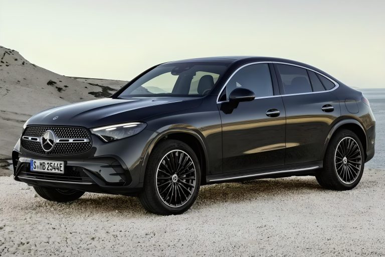 Mercedes-Benz GLC Coupé 300e 4MATIC Business Solution AMG zakelijke lease - schuin vooraanzicht op rotsachtige kustlijn