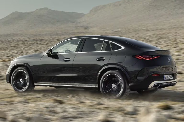 Mercedes-Benz GLC Coupé 300e 4MATIC Business Solution AMG leasen - rijdend zijaanzicht in de woestijn