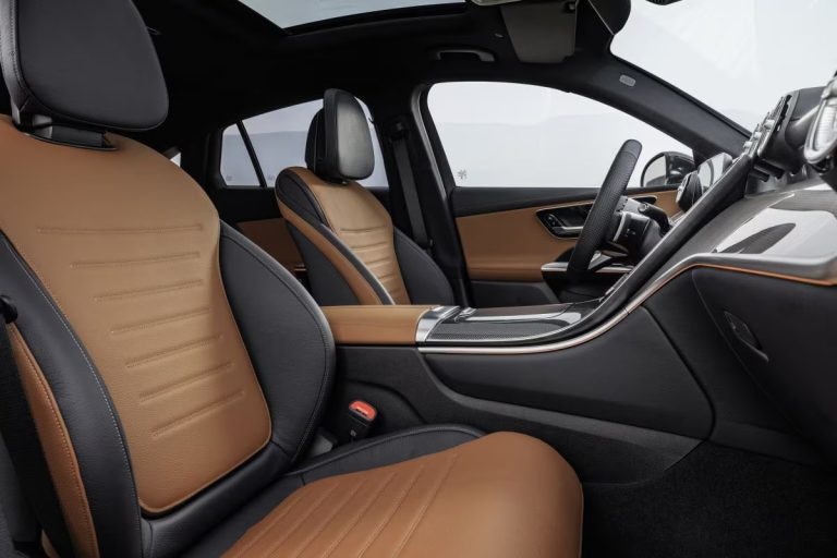 Mercedes-Benz GLC Coupé 300e 4MATIC Business Solution AMG zakelijk leasen - dashboard in cognackleur met panoramadak