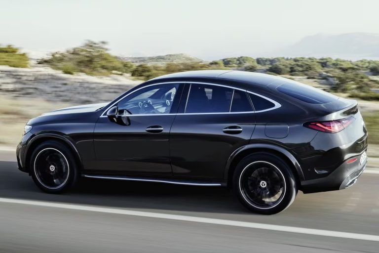 Mercedes-Benz GLC Coupé lease - rijdend zijaanzicht langs de kust