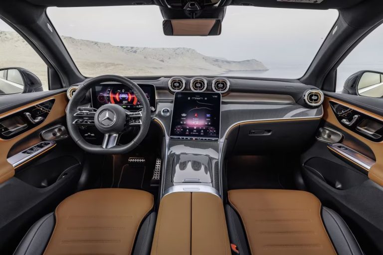 Mercedes-Benz GLC Coupé zakelijke lease - cockpit met dubbel MBUX-scherm