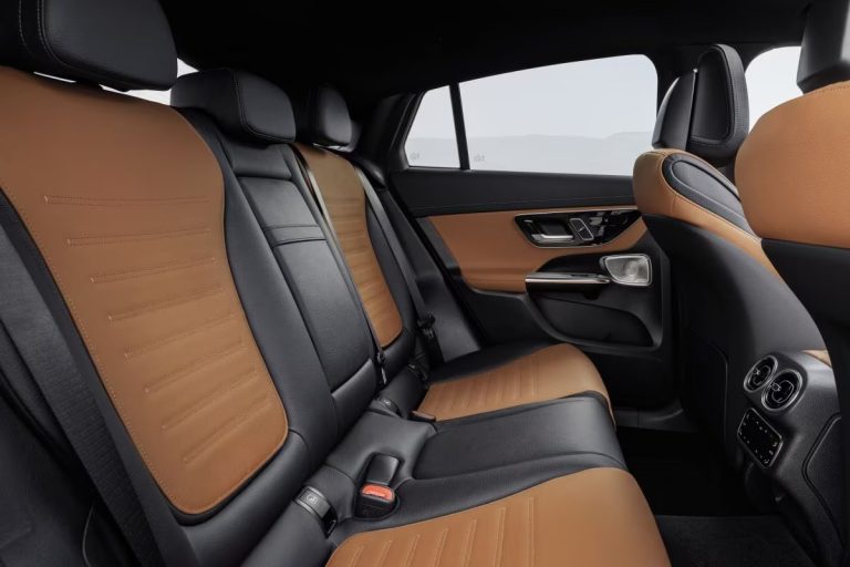 Mercedes-Benz GLC Coupé 300e 4MATIC Business Solution AMG leasen - achterbank in cognac-zwart leer