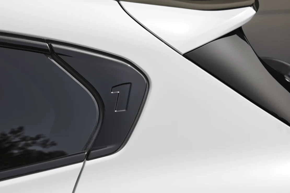 BMW 1-Serie leasen - close-up van de zijkant met 1-embleem op het voorscherm
