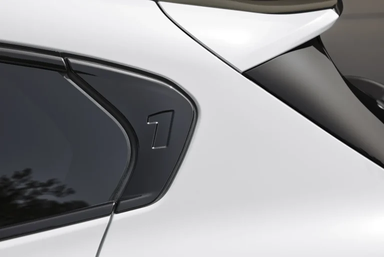 BMW 1-Serie leasen - close-up van de zijkant met 1-embleem op het voorscherm